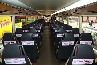 圖示政府統計處為宣傳2021年人口普查，在巴士車廂座位椅背展示廣告。